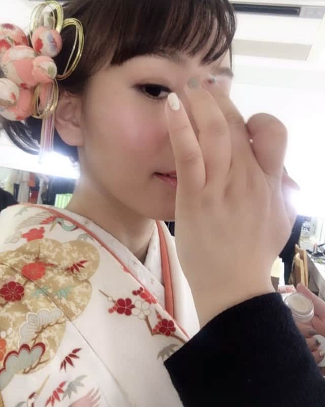 杜このみのインスタグラム：「鼻高くしてもらいながら。笑 楽屋はいつもゆる〜い雰囲気が流れています。笑」