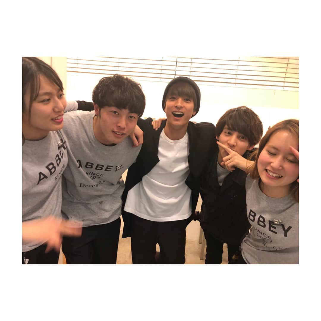 和田颯さんのインスタグラム写真 - (和田颯Instagram)「今日は #ABBEY2 に行ってきましたー☺︎ 髪染めたよー、どうかな？笑 本店にいっちゃうアシスタントのみんなと写真撮りました。 向こうでも頑張ってね！！」3月4日 22時15分 - da_ice_hayate_wada