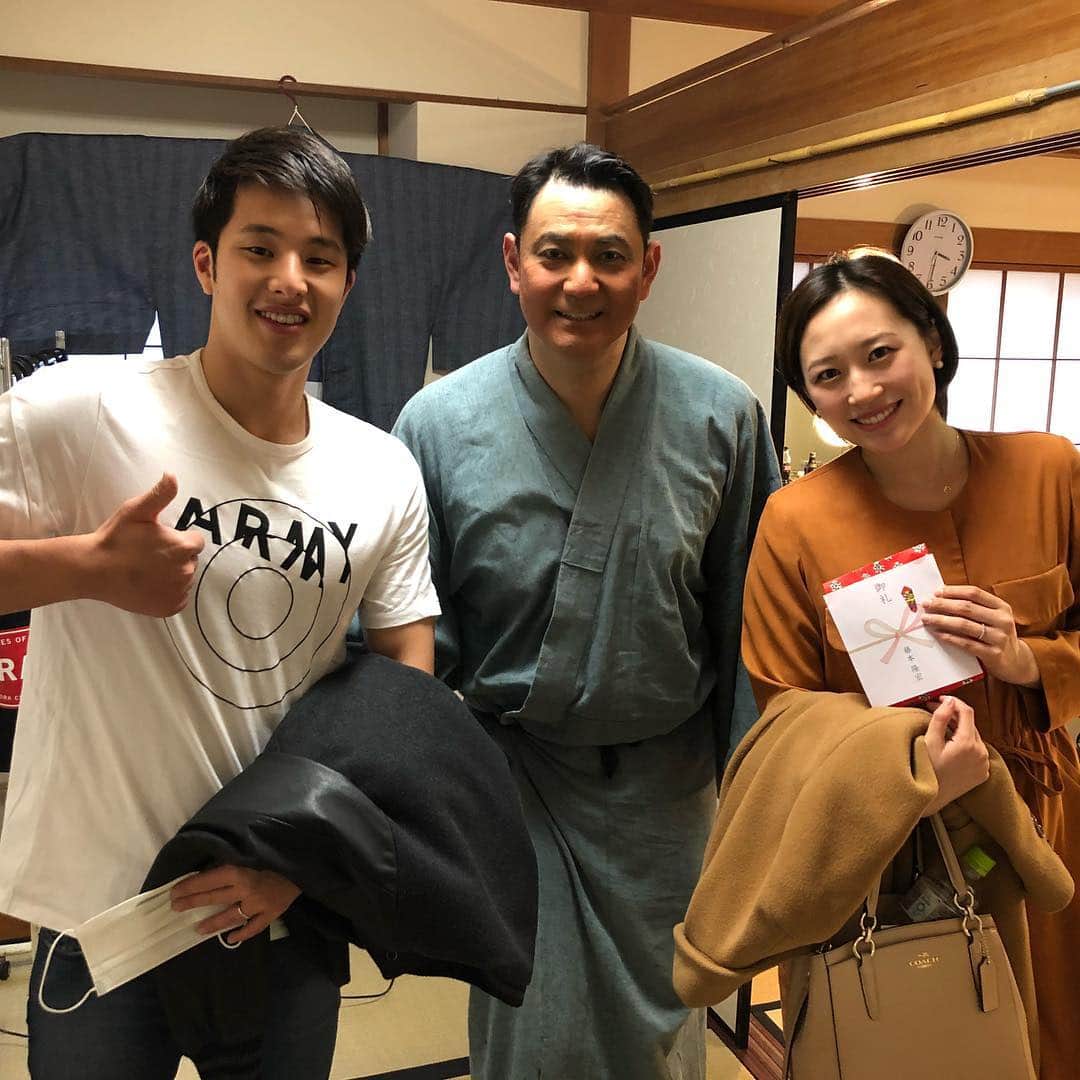 のインスタグラム：「今日はオフだったので早稲田大学の大先輩の藤本隆宏さんが出演している「江戸は燃えているか」の舞台を見に行かせて頂きました！藤本隆宏さんの得意種目は個人メドレーでオリンピアンでもあるのですごく共通点が多い先輩です！演技をされている姿凄くかっこよかったです！舞台のストーリーも面白くて見入っちゃいました😂 皆さんもお時間あったら是非見に行ってみてくださいね😉👍 #江戸は燃えているか #藤本隆宏 #早稲田大学 #水泳 #個人メドレー #オリンピック #舞台 #dayoff」