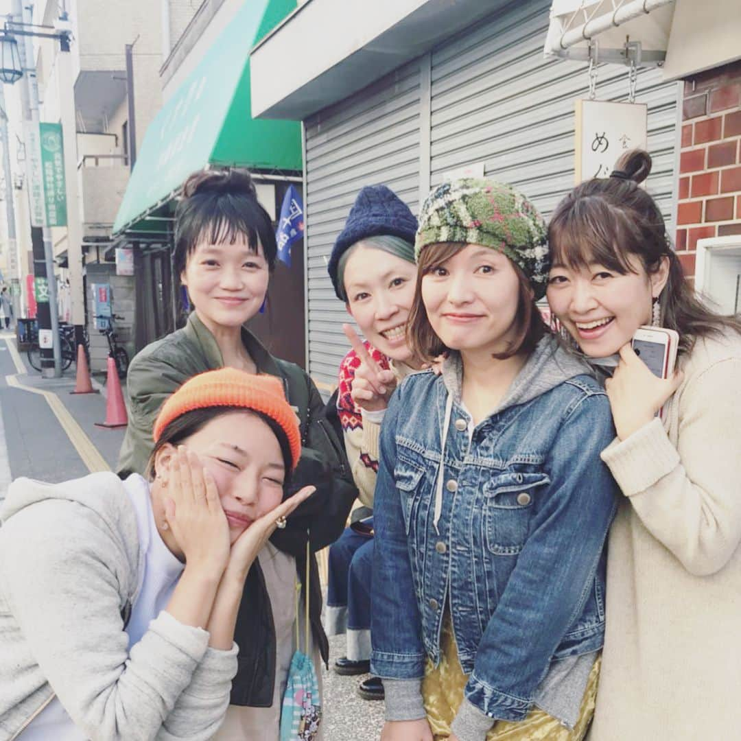 坂本美雨さんのインスタグラム写真 - (坂本美雨Instagram)「なっちゃん @ushikomi_nats が営む『食堂めぐる』 @syokudou_meguru 、一周年おめでとう！ . 一年で、のべ6千人がなっちゃんの美味しいご飯を食べたらしい。たった一人で、すごいことだなぁ。まだ一年と思えないくらい、みんなの必要な場所になっている。帰ってこれる、心からホッとする場所を作ってくれてありがとう…！ . 今日の“めぐる市”は、めぐるファミリー大集結。なまこも、熊本から上京した #のはら農研塾 のゆみちゃんをはじめ みんなに遊んでもらってお昼寝なし＆のはら農研のさつまいもチップス食べまくり。 #食堂めぐる #松陰神社前 #隠れ猫聖地 #奥にお座敷もあるから赤ちゃんも来れるよ♡ #今日のなまこちゃん」3月5日 9時12分 - miu_sakamoto