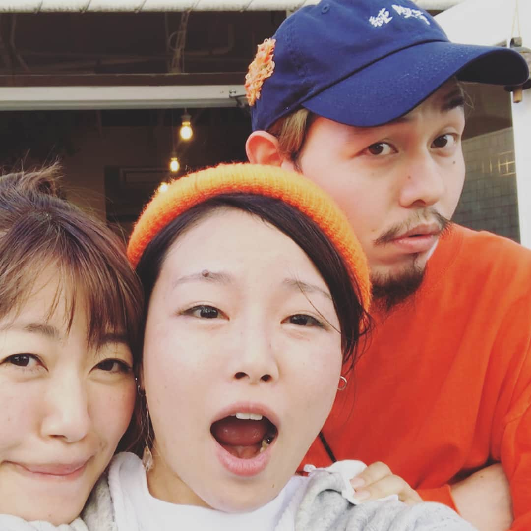 坂本美雨さんのインスタグラム写真 - (坂本美雨Instagram)「なっちゃん @ushikomi_nats が営む『食堂めぐる』 @syokudou_meguru 、一周年おめでとう！ . 一年で、のべ6千人がなっちゃんの美味しいご飯を食べたらしい。たった一人で、すごいことだなぁ。まだ一年と思えないくらい、みんなの必要な場所になっている。帰ってこれる、心からホッとする場所を作ってくれてありがとう…！ . 今日の“めぐる市”は、めぐるファミリー大集結。なまこも、熊本から上京した #のはら農研塾 のゆみちゃんをはじめ みんなに遊んでもらってお昼寝なし＆のはら農研のさつまいもチップス食べまくり。 #食堂めぐる #松陰神社前 #隠れ猫聖地 #奥にお座敷もあるから赤ちゃんも来れるよ♡ #今日のなまこちゃん」3月5日 9時12分 - miu_sakamoto