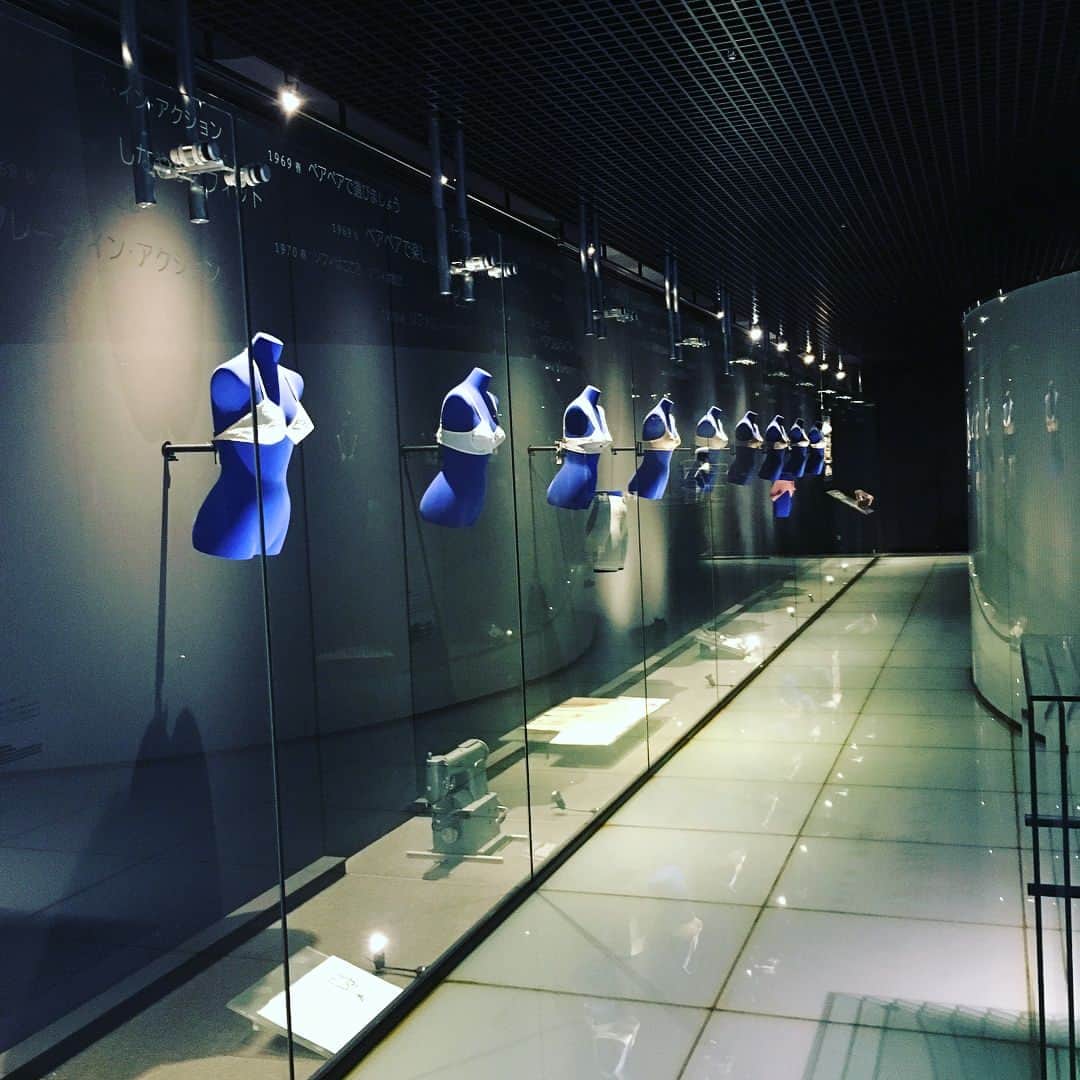 ワコールさんのインスタグラム写真 - (ワコールInstagram)「本社のエントランスにある博物館「ミュージアム オブ ビューティ」ではワコールの起業から時代ごとこブラジャーの展示などワコールの歴史を紹介しています。 #ワコール #会社紹介シリーズ #ワコールミュージアム #wacoalmuseum #ミュージアムオブビューティ #会社見学 #wacoal #Kyoto」3月5日 9時06分 - wacoal.jp