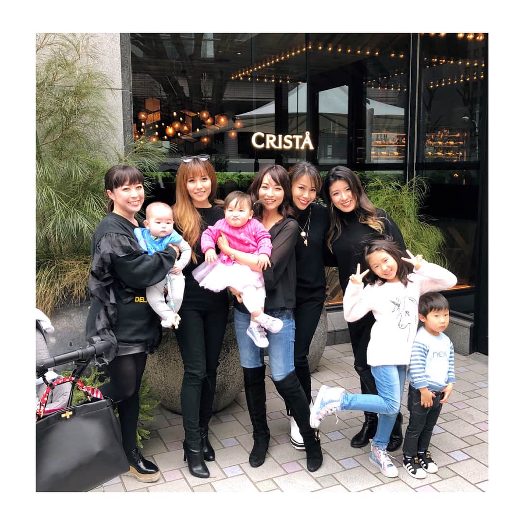 坂倉アコのインスタグラム：「Happy Birthday @melody_lee_ishihara ❤️ You’re absolutely beautiful inside and out and such an inspiration! We all look up to you, thank you always for being the light and was special having you here in Tokyo! Can’t wait to see you in summer☀️🌈✨ 大好きなメロディがLAから弾丸帰国中だったので、みんなでサプライズ・バースデーパーティーをしました💕 日本だけでなく、世界中で輝き、ロックし続けるサムライ旦那様🎸 @miyavi_ishihara をサポートし、2人の娘とLAで暮らすメロディ！ 本当にいつも美しくって、愛に溢れてて、的確なアドバイスをくれるMel! 前みたいにいつもは会えないけど、短い間でも会えて嬉しかった☺️ みんな同じようなタイミングでママになれて、ママトークも子供の教育、ガールズトーク、美容の話、なんでも話せる大事な親友たちとの貴重な時間！いつも話しが尽きないね。一緒に泣いたり、笑ったり出来る大切なBesties!!! Love you @melody_lee_ishihara @yukari_magnese @christine_dybing @lipsticksandchocolates❤️❤️❤️ #happybirthday #melody #love #besties #crista #tokyo #aoyama #funtimes #mygirls #blessed #gratitude #latergram」