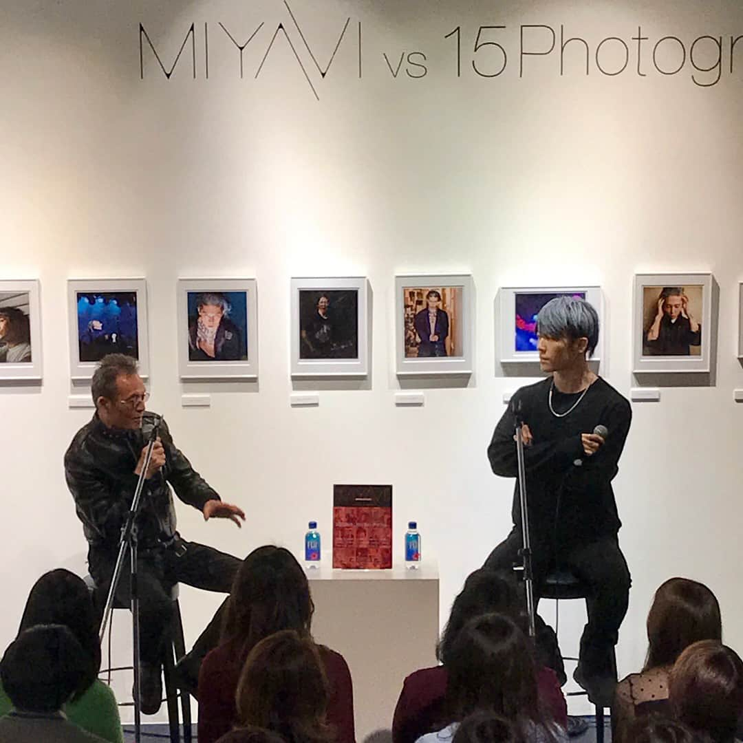 雅-MIYAVI-さんのインスタグラム写真 - (雅-MIYAVI-Instagram)「w/ legendary #KazumiKurigami 「欲を持つこと」勉強になりました。写真展、１１日まで。是非。✋🏻😌😌 #Repost @shinkitsuda MIYAVI SAMURAI SESSIONS vs 15 PHOTOGRAPHERS 写真展 会期：2018年3月4日（日）- 3月11日（日）12:00-19:00  場所：BOOKMARC（ブックマーク）東京都渋谷区神宮前4-26-14 #marcjacobs #bookmarc #miyavi #talkshow #booksigningevent #onmybirthday」3月5日 0時31分 - miyavi_ishihara