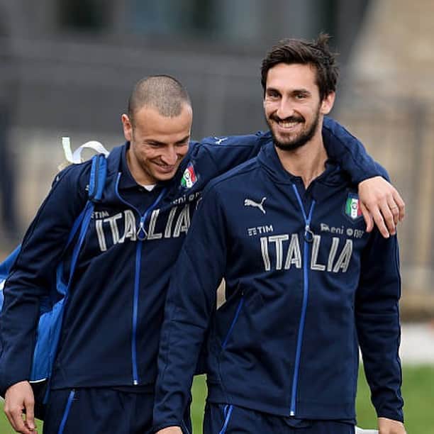ルカ・アントネッリのインスタグラム：「Ora so per certo che se ne vanno sempre le persone migliori, sei stato un amico, un compagno e ti porterò sempre nel cuore.. se ho questa testa pelata è per colpa tua!! hai tagliato tutti i miei boccoli!! Ora proteggi le tue principesse e la tua famiglia da lassù.. non dimenticarti di noi, noi non lo faremo.. ciao Astorello, ciao AMICO mio!! ❤️TI VOGLIO BENE」