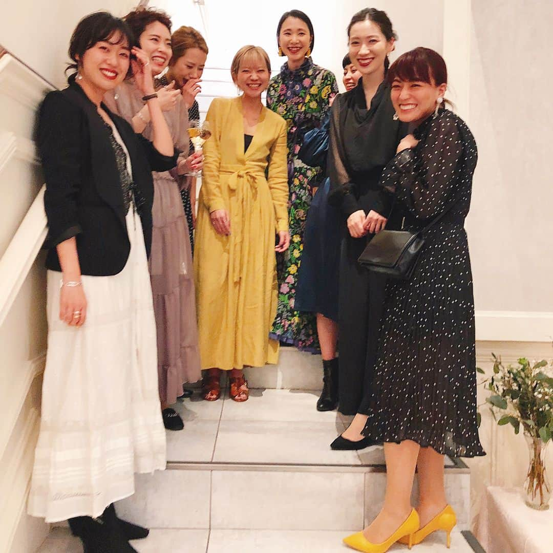 橋本江莉果さんのインスタグラム写真 - (橋本江莉果Instagram)「みんなの結婚式ドレス👭👗💒✨ 私は今は完売してしまっている @akte_official のウエストマークフレアワンピースのイエローを🧒🏼💛 ももちゃんの結婚式で着るって決めてました🙈🌼(現在、再入荷できるように動いています❣️) みんなもそれぞれ個性が出てるスタイリングで、すごく可愛くて華やかだったな〜🤤💓 #km0221wd #wedding #happywedding #結婚式  #coordinate #outfit #ootd #fashion #style #dress #AKTE #アクテ  Item credit is/クレジットは #WEAR 👉🏻【erica0114】or tap/またはタップにて👆🏻📝」3月5日 2時53分 - erica_hashimoto