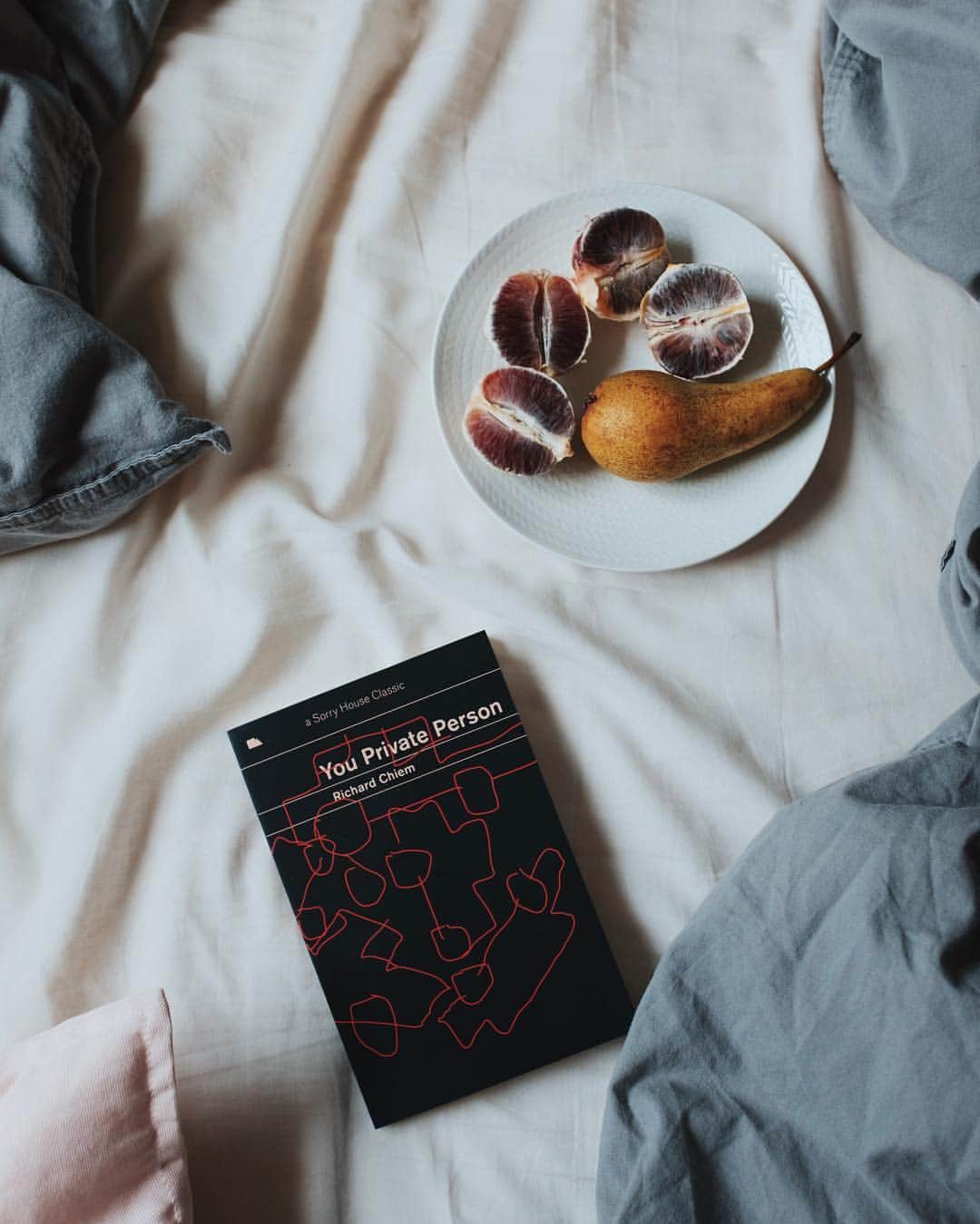 Annette Pehrssonのインスタグラム：「Sunday 🍐 A good read right now: @richardchiem - you private person 🖤」