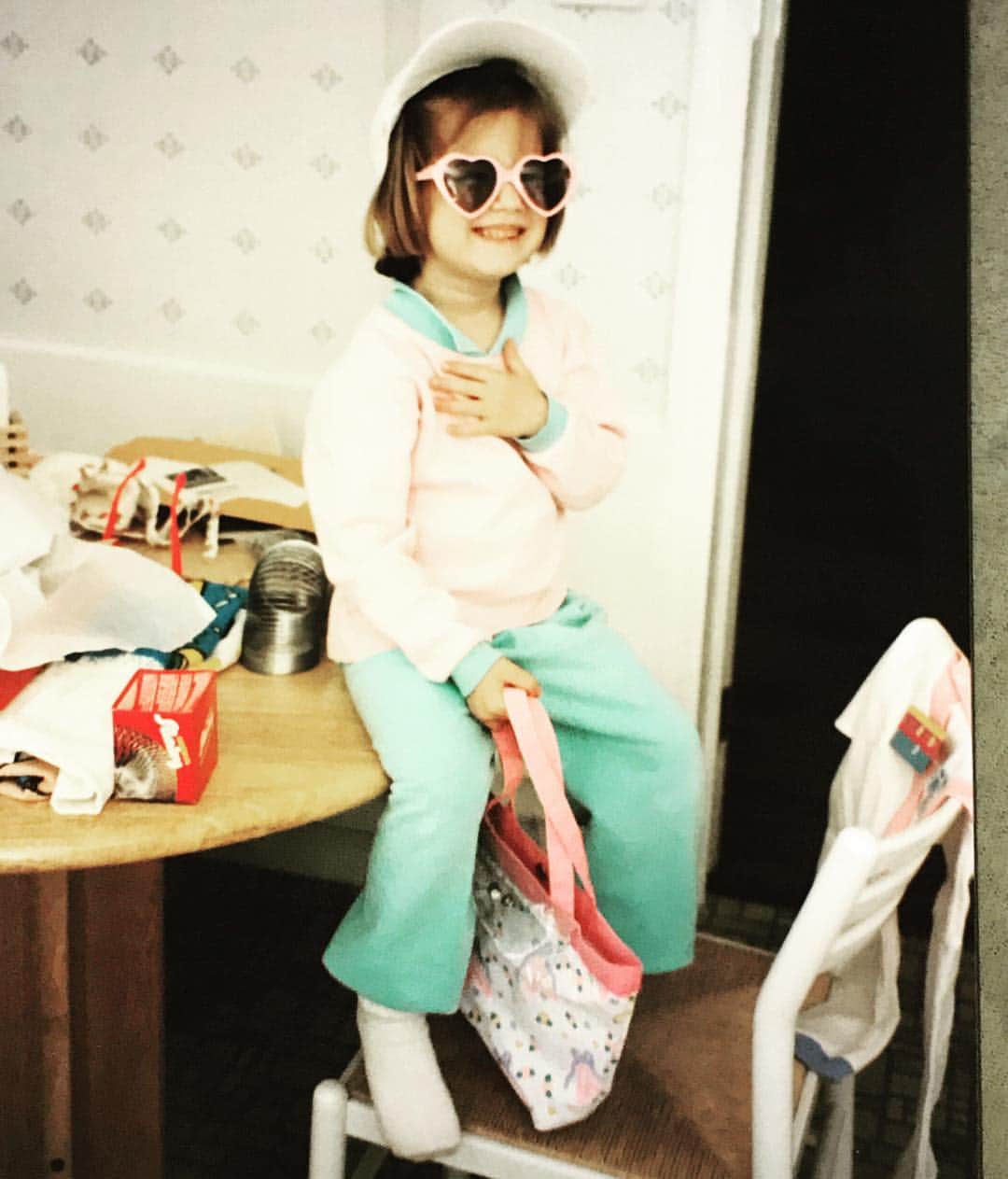 アリソン・ウィリアムズのインスタグラム：「If you’ll permit me a little sentimentality...I‘ve been thinking a lot lately about this little goofball (who already knew she wanted to be an actress - obvi) and how unbelievably excited she would be if somehow she knew that she would go to the Oscars when she grew up. That her first movie would be nominated for Best Picture. And, most importantly, that she gets to make a living doing the thing that makes her happiest in the world. She dreamed about it all, and now it’s happening. I can’t thank my little girl self enough for continuing to dream big - and for always having a style that I would classify as “permanent dress-up.” ❤️ #Oscars2018」