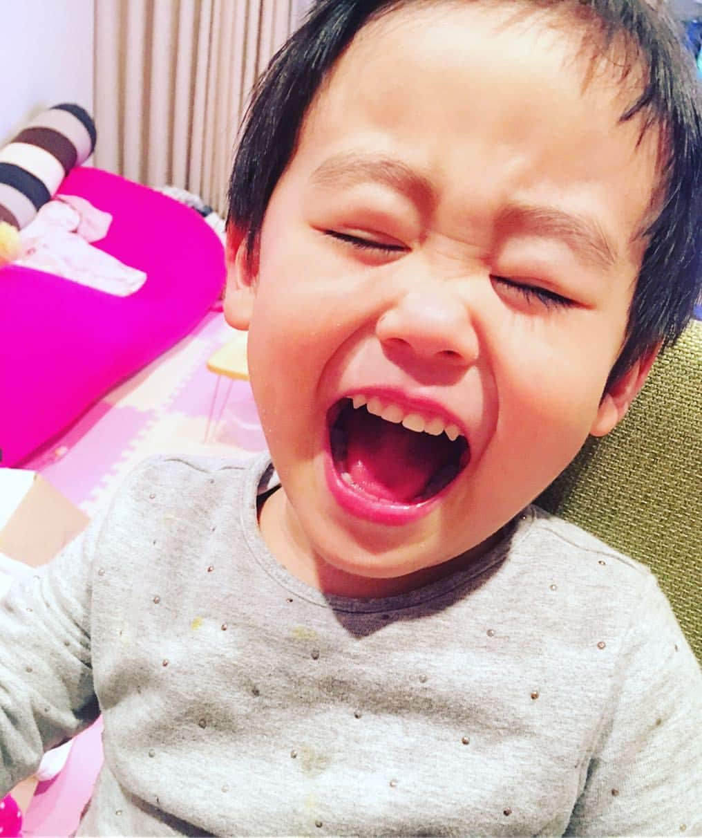 あびる優さんのインスタグラム写真 - (あびる優Instagram)「娘ちゃん💓2歳10カ月😚✨ 会話も動きも達者で活発な娘ちゃん😛今年に入ってから始めていたトイレトレーニング🚻まだオムツを履いてますが、外出先でもお家でもお手洗いで出来たり出来なかったりするようになってきました😆👍（確率でいったら2,3割の成功率ですが😅）歌う事が大好きで1日中歌っていたり🎶絶賛ブーム中のエンドレスお医者さんごっこに付き合うのが途中から面倒になってしまう私😂💦👩‍⚕️🚑 何はともあれ元気な娘ちゃん🍀💕 大好きよ😘 3歳までにオムツ取れるかなぁ？🤔 #family#daughter#clover#bigsmile#smile#happy#love#cute#家族#娘#愛娘#四葉のクローバー#笑顔#2歳10ヶ月#愛しい#かわいい#癒し#大好き#もうすぐ3歳」3月5日 17時48分 - yuabiru74