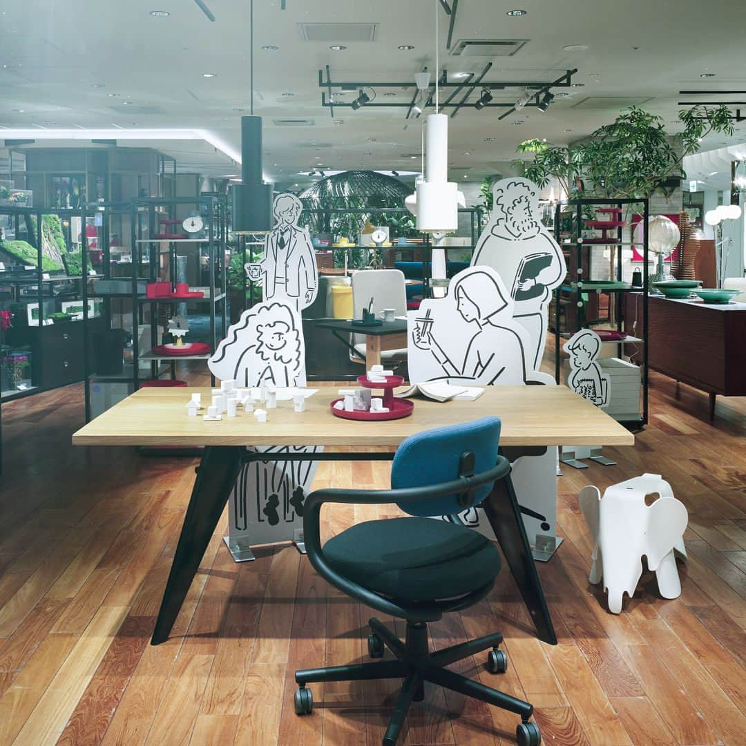 Yu Nagabaさんのインスタグラム写真 - (Yu NagabaInstagram)「新宿伊勢丹で開催中の『Vitra Home Office Story Collaboration with Yu Nagaba』の展示風景です。会期は明日で終了ですので、ぜひお立ち寄りくださいね😊 ・ ▼ 2月21日(水) - 3月6日(火)、伊勢丹新宿店本館5階リビングデコール「ヴィトラ ホームオフィス ストーリー」では、自宅やデスクで仕事をする機会が多いイラストレーターという職業でありながら、さまざまなコラボレーションやクリエイティブな作品を生み出す長場雄さんに、長場さんの提案する理想のホームオフィスをスタイリングしていただきます。ヴィトラのタスクチェアの中でも、豊富なカラー展開と自宅のインテリアにも馴染みアクセントにもなる、パシフィックチェア、オールスター、フォトゥイユディレクションピボタンをご覧いただき、お試しいただけます。 ・ 『Vitra Home Office Story Collaboration with Yu Nagaba』 期間：2018 年2月21日(水) - 3月6日(火) 時間：10：30 - 20：00 場所：伊勢丹新宿店 本館5階リビングデコール 東京都新宿区新宿3丁目14-1 ・ 詳細はこちらからもご覧いただけます。 http://www.isetanguide.com/hanabanasai/living02.html ・ @vitra_japan  @kaerusensei  @konstantin_grcic  #vitra #vitrajapan #ヴィトラ #ヴィトラジャパン #ホームオフィス #ヴィトラホームオフィスストーリー #長場雄 #yunagaba #伊勢丹 #伊勢丹新宿店 #花々祭2018 ©Vitra Photo by Ko Tsuchiya」3月5日 18時03分 - kaerusensei