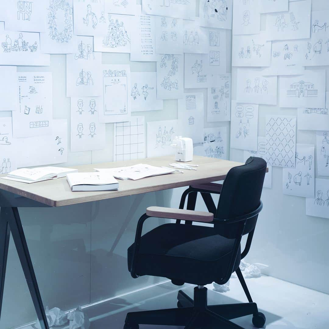 Yu Nagabaさんのインスタグラム写真 - (Yu NagabaInstagram)「新宿伊勢丹で開催中の『Vitra Home Office Story Collaboration with Yu Nagaba』の展示風景です。会期は明日で終了ですので、ぜひお立ち寄りくださいね😊 ・ ▼ 2月21日(水) - 3月6日(火)、伊勢丹新宿店本館5階リビングデコール「ヴィトラ ホームオフィス ストーリー」では、自宅やデスクで仕事をする機会が多いイラストレーターという職業でありながら、さまざまなコラボレーションやクリエイティブな作品を生み出す長場雄さんに、長場さんの提案する理想のホームオフィスをスタイリングしていただきます。ヴィトラのタスクチェアの中でも、豊富なカラー展開と自宅のインテリアにも馴染みアクセントにもなる、パシフィックチェア、オールスター、フォトゥイユディレクションピボタンをご覧いただき、お試しいただけます。 ・ 『Vitra Home Office Story Collaboration with Yu Nagaba』 期間：2018 年2月21日(水) - 3月6日(火) 時間：10：30 - 20：00 場所：伊勢丹新宿店 本館5階リビングデコール 東京都新宿区新宿3丁目14-1 ・ 詳細はこちらからもご覧いただけます。 http://www.isetanguide.com/hanabanasai/living02.html ・ @vitra_japan  @kaerusensei  @konstantin_grcic  #vitra #vitrajapan #ヴィトラ #ヴィトラジャパン #ホームオフィス #ヴィトラホームオフィスストーリー #長場雄 #yunagaba #伊勢丹 #伊勢丹新宿店 #花々祭2018 ©Vitra Photo by Ko Tsuchiya」3月5日 18時03分 - kaerusensei