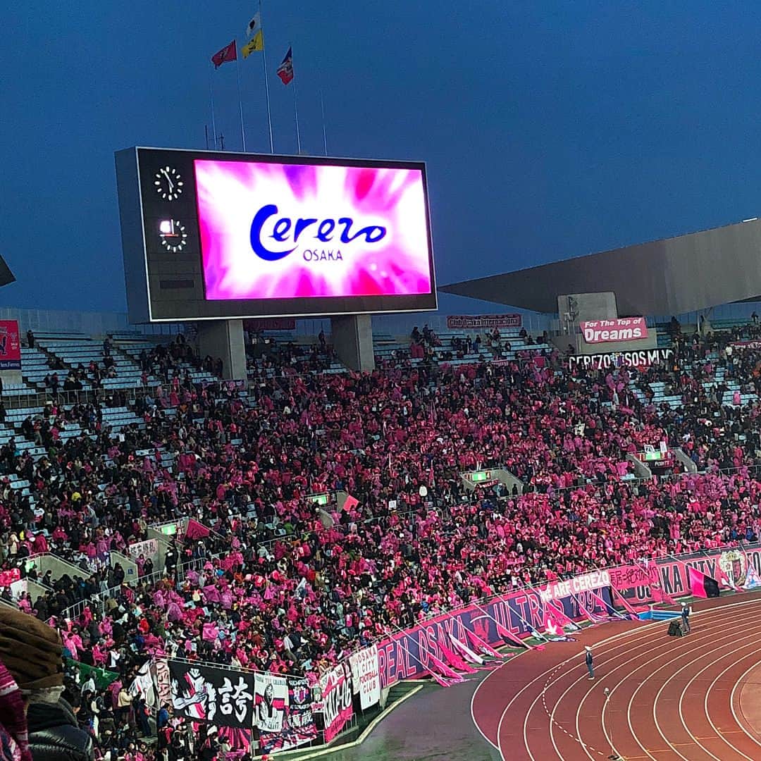 のインスタグラム：「SACASO編集部のあやっそです＊ 先日遂にセレッソ大阪の試合に行ってきました！！ サポーターの熱気がとにかく凄い🤗✨ みなさんに喜んでもらえるフリーマガジンを作れるよう、只今絶賛準備中です(*^◯^*)是非お楽しみに🙌🙌 ちなみに3枚目の写真は、先日初投稿したKJです（笑） #SACASO#編集部#セレッソ大阪#セレッソ#サッカー#ヤンマースタジアム長居#長居」