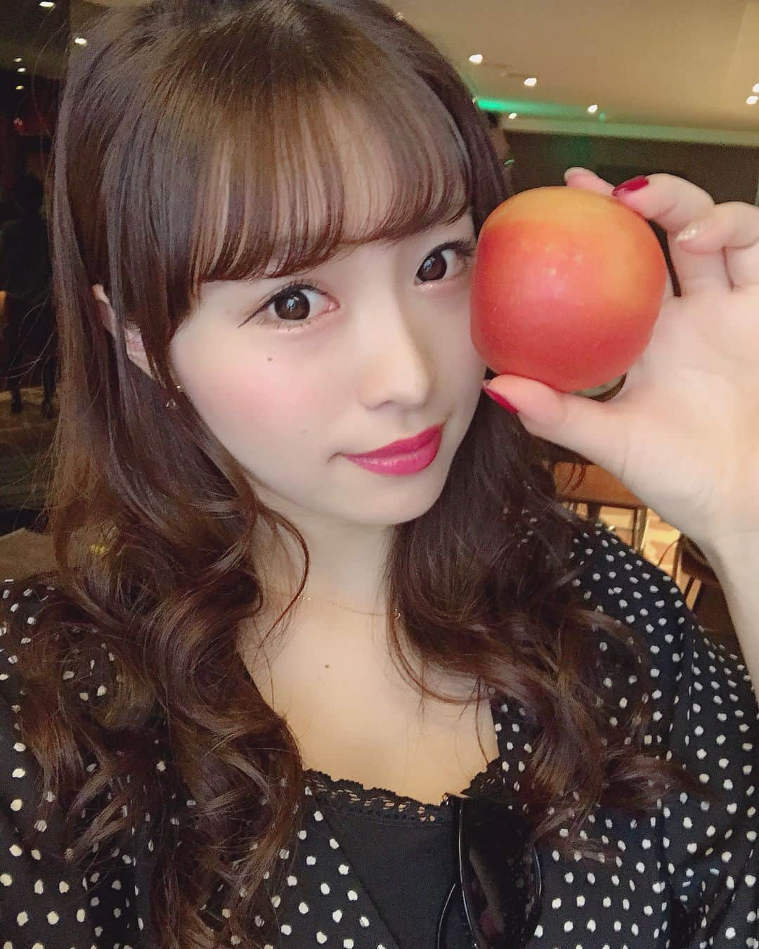 清里千聖さんのインスタグラム写真 - (清里千聖Instagram)「. お昼12じぴったり😳❤️. 今日は雨がすごい強いね🙄☔️. 午後からも頑張りましょ✏️💓💓. . 台湾のりんごとちせい🍎💕. #centrair_taiwan #taipei #taiwan #台湾 #followme #愛知県 #名古屋 #l4l #japan #love  #fashion  #셀스타그램 #소통 #beautiful #selca  #follow4follow  #cute #prettygirl  #메이크업 #instagramjapan  #fashion #japanesegirl #japanese #팔로우 #일상 #얼스타그램 #훈스타그램 #清里千聖 #apple」3月5日 12時02分 - chiseikiyosato