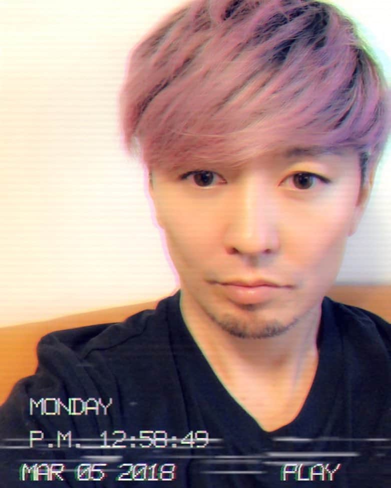 Shock Eyeさんのインスタグラム写真 Shock Eyeinstagram 昨日 髪の毛の色 変えてみた すぐに落ちちゃうみたいだけど 人生はじめてのピンク 3月5日 13時03分 Shockeye Official