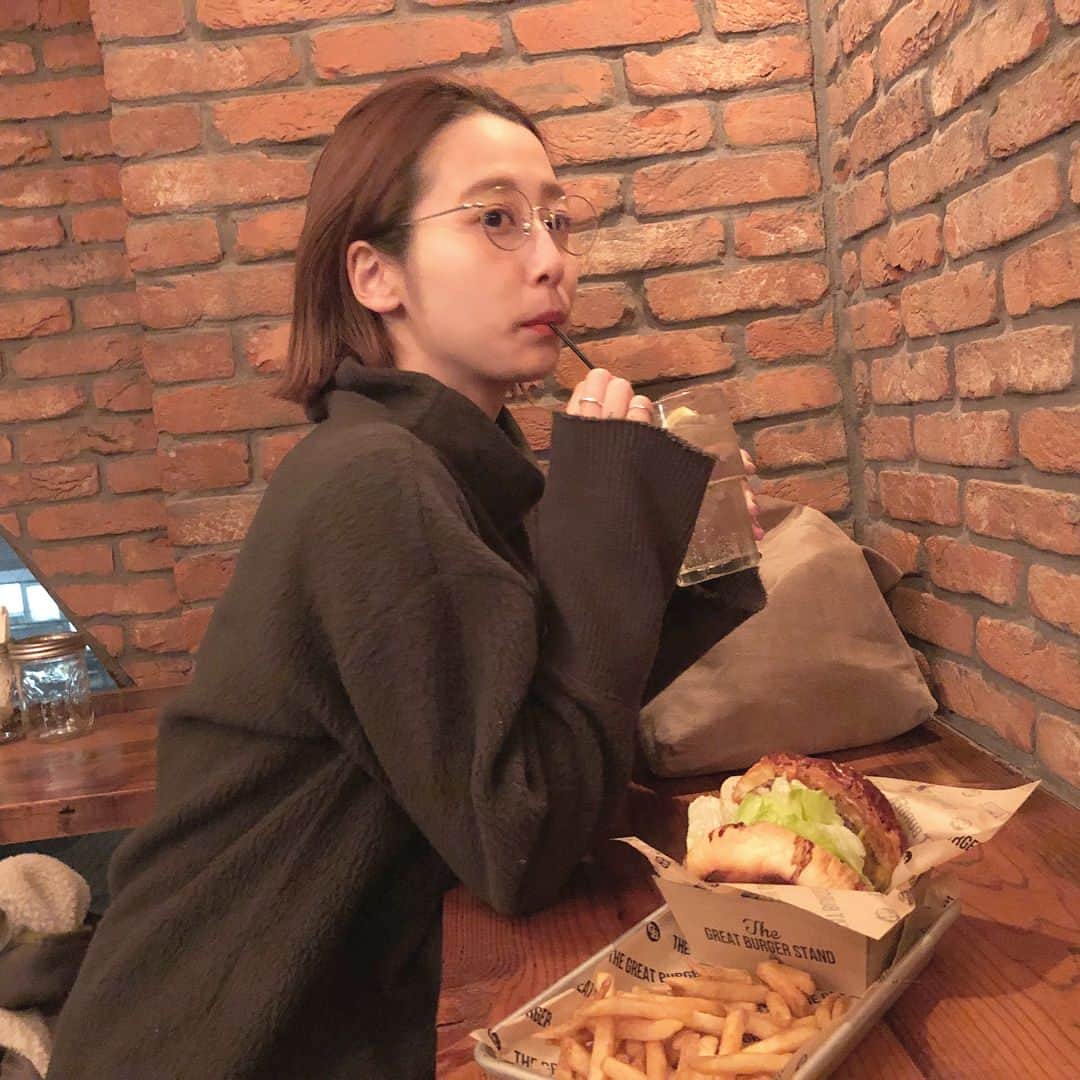 石田一帆さんのインスタグラム写真 - (石田一帆Instagram)「. ディオールからキープ力最強、 #24時間完璧肌 が続くリキッドファンデが登場💄 . ☑︎3/2限定発売 #ディオール  #ディオールスキンフォーエヴァーアンダーカバー . カバー力あるので気になる部分をカバーできて のびもよくて、とにかく質感が軽い◎ . 私の1番のお気に入りポイントは 触れても触れても落ちないキス&タッチプルーフ📝 頰や口周りはなにげなく触っちゃってたり 動かす部分だから特によれやすいからね、、😔 この前大好きなハンバーガー屋さん行ったときも バッチリ落ちにくくて感動しました🍔🍟 . . アンダーカバーのあとに使ったのは💄 . ☑︎クッションファンデ #ディオールスキンフォーエヴァークッションリミテッドエディション . 素肌のような軽いナチュラルな仕上がりで #フレッシュマット肌 になります🌿 テカリや皮脂を抑えながら程よいツヤって感じ。 . 今回はファンデのあとにのせましたが ベースのあとクッションファンデだけでもいいし パッケージかわいいしお直し用としてもよさそう🙆‍♀️ . ちなみにブラシも @diormakeup です🖌 . #ik_make#diormakeup#make#makeup#cosmetics#cosme#beauty#myfavorite#japanesegirl#instabeauty #フォーエバーアンダーカバー#カモフラージュファンデーション#ディオールクッション#ベースメイク#ファンデーション#メイク#コスメ#セルフメイク#メイクプロセス#メイク動画#ベースメイク動画#pr」3月5日 18時56分 - ishidakazuho