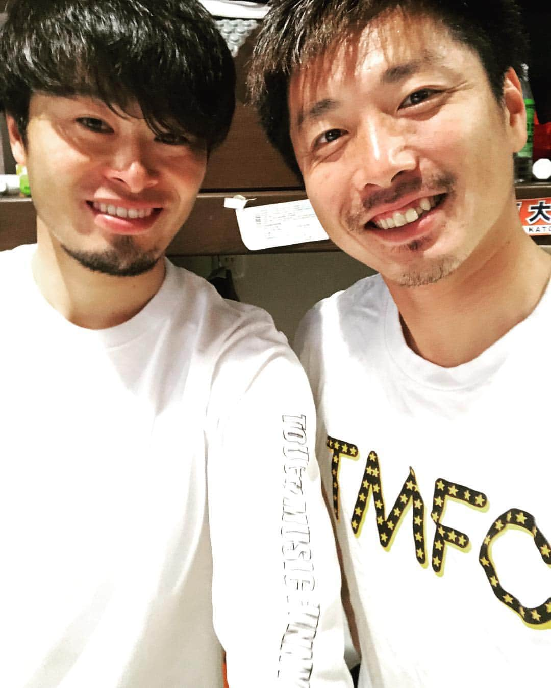 富山貴光のインスタグラム：「TMFCのロンT！高校時代の仙台でお世話になった田村直也先輩のブランドです！興味ある方は是非！ ノブ君も着てるー！笑 tmfc.base.shop  #TMFC #TochMusicFunnyCrew #アームロゴロンT #田村直也 #加藤順大 #東京ヴェルディ #大宮アルディージャ」