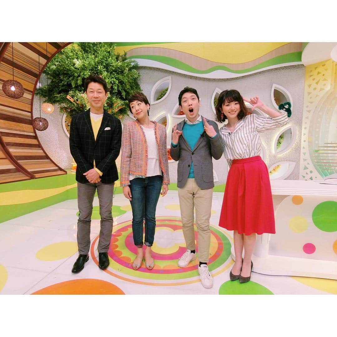 のインスタグラム：「#20180305 今日はスタジオが カラフルでした🌼🍊🦋🌹❤︎ * ミツさんが予想する 金沢の桜開花日は、4月3日！！ 待ち遠しい〜🌸* _______________________________ #石川さん情報liveリフレッシュ  #石川テレビ #月曜日」