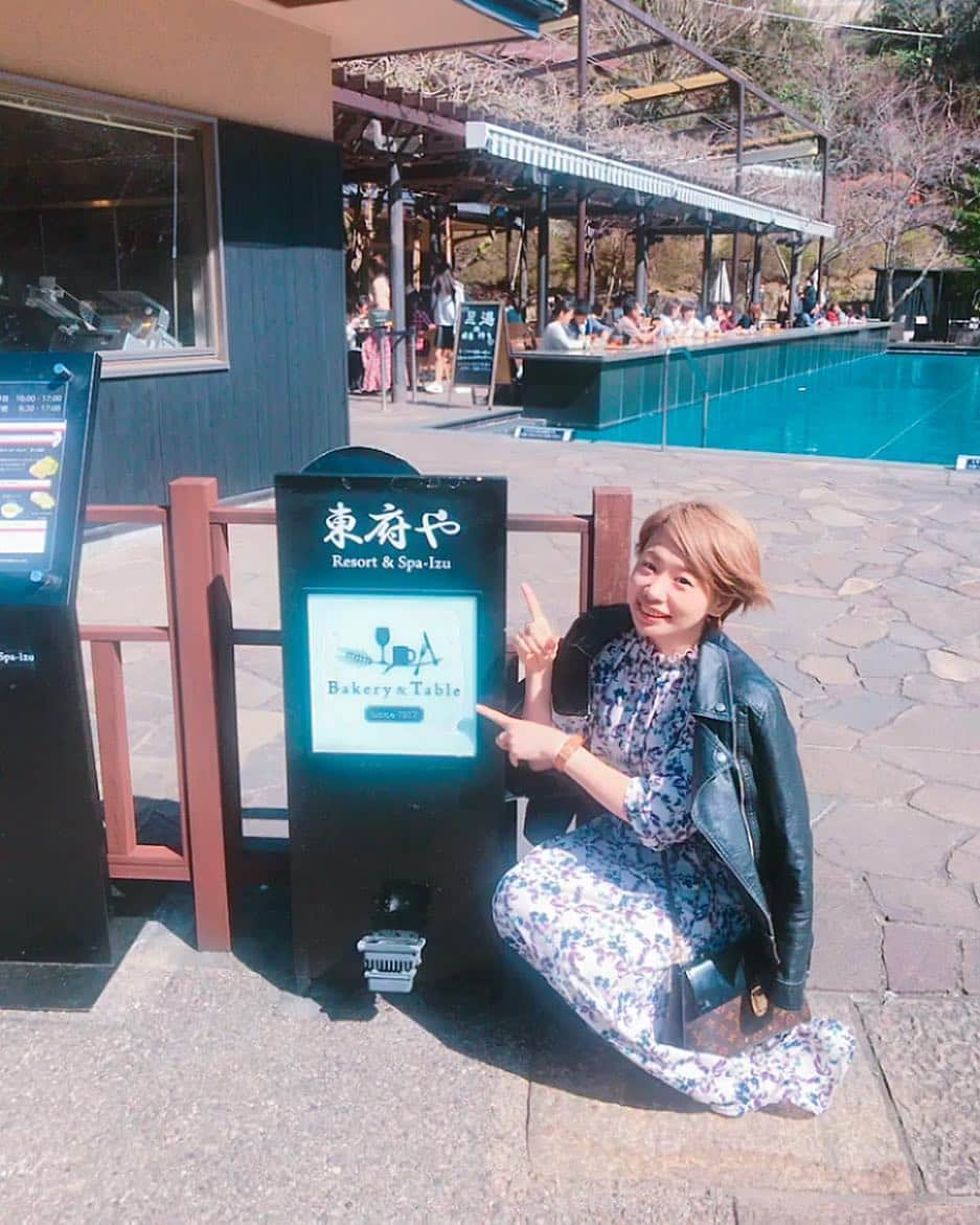 細越麻未（ami）のインスタグラム：「. . 足湯に浸かりながらLunch☕️💕 カップルでも家族連れでも楽しめると思うので伊豆へ来たらぜひっ！ とっても気持ちよかった(〃ω〃) . . #東府や  #伊豆 #ランチ #日本 #lunch #japan #instagood」