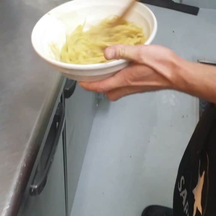まぜそば・らーめん 覇丸堂のインスタグラム：「まぜそば最初にこれをしとくと食べる時旨いんですわ‼ #まぜそば #豚骨らーめん #台湾まぜそば #からあげ #近畿大学 #近大 #食べ放題」