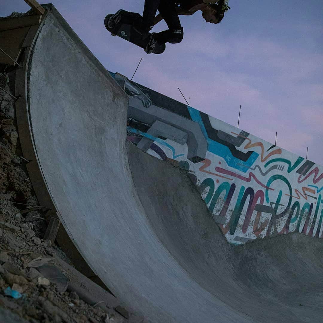Vans Philippinesさんのインスタグラム写真 - (Vans PhilippinesInstagram)「In preparation for @lizziearmanto's visit, @rattyatty and the @holystoked crew built a quarterpipe for their DIY park in Bangalore, India. Everyone got their hands a lil dirty-but it was worth it for the newly christened Lizzie ramp! #OffTheWall #VansPhilippines」3月5日 16時32分 - vansphilippines