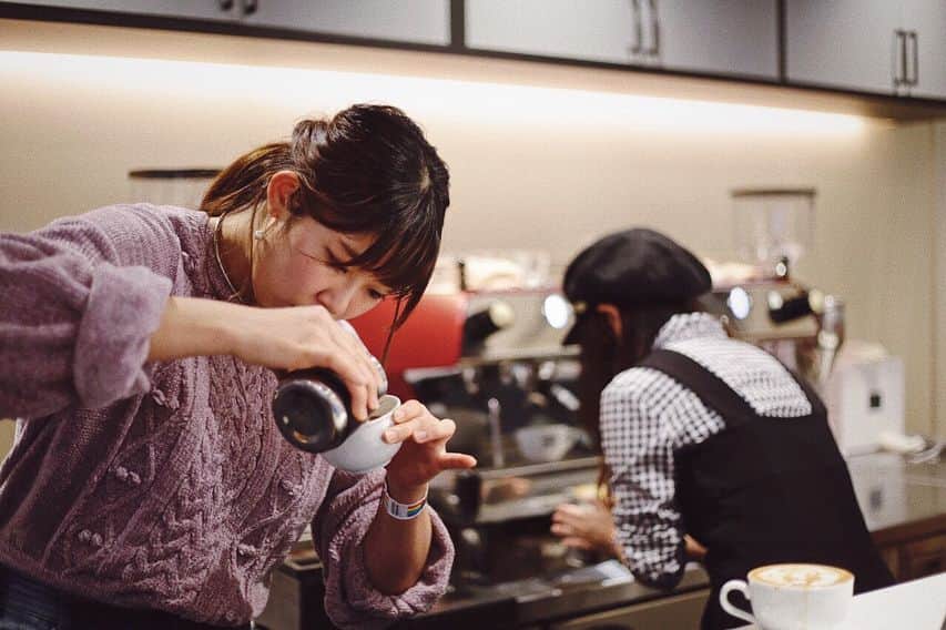 goodcoffeemeさんのインスタグラム写真 - (goodcoffeemeInstagram)「LBLACの優勝者が決まりました！ 皆さま熱い闘いお疲れ様でした！！ . 1位 齋 真奈美バリスタ 東京都 - sol’scoffee . 2位 定森涼バリスタ 大阪府 - bills . 3位 永井ひかりバリスタ 東京都 - ダブルトールカフェ渋谷店 . ファッション賞 朱紫樺バリスタ 東京都 - ラテスト . By @takahirotakeuchi_ . #AKTR #我孫子sora #株式会社大一電化社 #株式会社ニッピコラーゲン化粧品 #株式会社mammaciao #株式会社REVO #CAFEmagazine #GoodCoffeeInc #SUNNYBELLCOFFEE #Standart ( @tandartmag @standartjapan )  #創作珈琲工房くれあーる #タカナシ販売株式会社 #DAVIDECOFFEESTOP #ChokeDigitalKK  #Trentanove #有限会社FBCインターナショナル #UCCコーヒーアカデミー東京校 #ラッキーコーヒーマシン株式会社 #LBLAC #LadyBarista #LadyBaristaLatteArtCup #LadyBaristaLatteArtCup2018 #Barista #Latteart」3月5日 17時00分 - goodcoffeeme