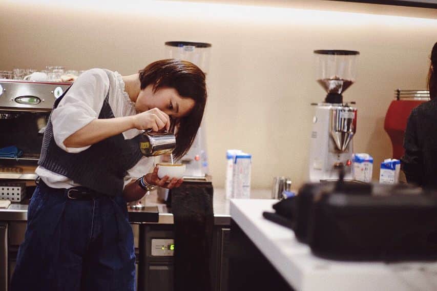 goodcoffeemeさんのインスタグラム写真 - (goodcoffeemeInstagram)「LBLACの優勝者が決まりました！ 皆さま熱い闘いお疲れ様でした！！ . 1位 齋 真奈美バリスタ 東京都 - sol’scoffee . 2位 定森涼バリスタ 大阪府 - bills . 3位 永井ひかりバリスタ 東京都 - ダブルトールカフェ渋谷店 . ファッション賞 朱紫樺バリスタ 東京都 - ラテスト . By @takahirotakeuchi_ . #AKTR #我孫子sora #株式会社大一電化社 #株式会社ニッピコラーゲン化粧品 #株式会社mammaciao #株式会社REVO #CAFEmagazine #GoodCoffeeInc #SUNNYBELLCOFFEE #Standart ( @tandartmag @standartjapan )  #創作珈琲工房くれあーる #タカナシ販売株式会社 #DAVIDECOFFEESTOP #ChokeDigitalKK  #Trentanove #有限会社FBCインターナショナル #UCCコーヒーアカデミー東京校 #ラッキーコーヒーマシン株式会社 #LBLAC #LadyBarista #LadyBaristaLatteArtCup #LadyBaristaLatteArtCup2018 #Barista #Latteart」3月5日 17時00分 - goodcoffeeme
