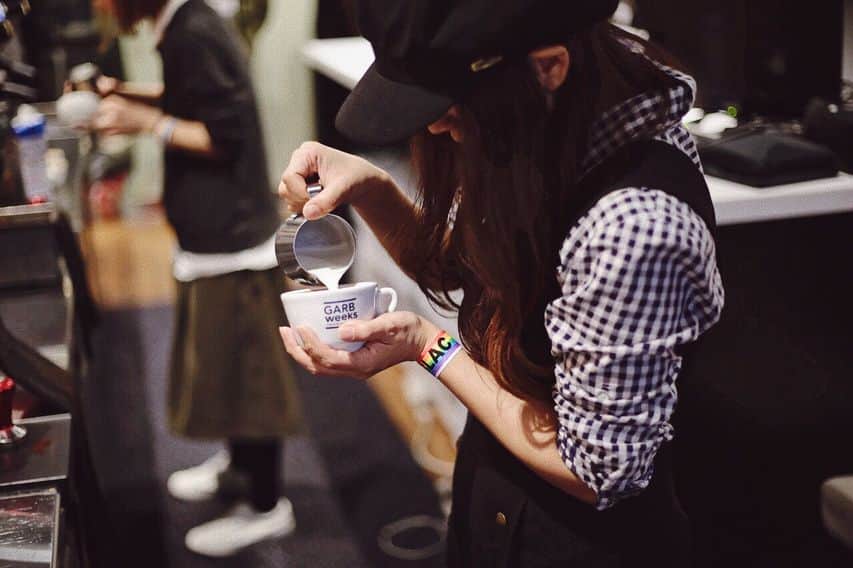 goodcoffeemeさんのインスタグラム写真 - (goodcoffeemeInstagram)「LBLACの優勝者が決まりました！ 皆さま熱い闘いお疲れ様でした！！ . 1位 齋 真奈美バリスタ 東京都 - sol’scoffee . 2位 定森涼バリスタ 大阪府 - bills . 3位 永井ひかりバリスタ 東京都 - ダブルトールカフェ渋谷店 . ファッション賞 朱紫樺バリスタ 東京都 - ラテスト . By @takahirotakeuchi_ . #AKTR #我孫子sora #株式会社大一電化社 #株式会社ニッピコラーゲン化粧品 #株式会社mammaciao #株式会社REVO #CAFEmagazine #GoodCoffeeInc #SUNNYBELLCOFFEE #Standart ( @tandartmag @standartjapan )  #創作珈琲工房くれあーる #タカナシ販売株式会社 #DAVIDECOFFEESTOP #ChokeDigitalKK  #Trentanove #有限会社FBCインターナショナル #UCCコーヒーアカデミー東京校 #ラッキーコーヒーマシン株式会社 #LBLAC #LadyBarista #LadyBaristaLatteArtCup #LadyBaristaLatteArtCup2018 #Barista #Latteart」3月5日 17時00分 - goodcoffeeme
