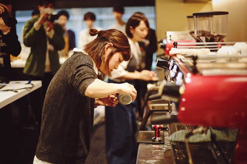 goodcoffeemeさんのインスタグラム写真 - (goodcoffeemeInstagram)「LBLACの優勝者が決まりました！ 皆さま熱い闘いお疲れ様でした！！ . 1位 齋 真奈美バリスタ 東京都 - sol’scoffee . 2位 定森涼バリスタ 大阪府 - bills . 3位 永井ひかりバリスタ 東京都 - ダブルトールカフェ渋谷店 . ファッション賞 朱紫樺バリスタ 東京都 - ラテスト . By @takahirotakeuchi_ . #AKTR #我孫子sora #株式会社大一電化社 #株式会社ニッピコラーゲン化粧品 #株式会社mammaciao #株式会社REVO #CAFEmagazine #GoodCoffeeInc #SUNNYBELLCOFFEE #Standart ( @tandartmag @standartjapan )  #創作珈琲工房くれあーる #タカナシ販売株式会社 #DAVIDECOFFEESTOP #ChokeDigitalKK  #Trentanove #有限会社FBCインターナショナル #UCCコーヒーアカデミー東京校 #ラッキーコーヒーマシン株式会社 #LBLAC #LadyBarista #LadyBaristaLatteArtCup #LadyBaristaLatteArtCup2018 #Barista #Latteart」3月5日 17時00分 - goodcoffeeme