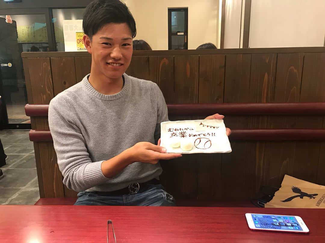 村上宗隆のインスタグラム：「OFF充実してました！ 映画も見てリフレッシュしました！ 奎二さんとご飯行って、食べ終わってまだ帰らんのかなー？って思ってたら、いきなり出てきた！ これが本当のサプライズというやつかと思い知らされました。勉強になります笑笑 #これが優男 #優しい先輩 #日頃はかまちょ #いつもありがとうございます😁」