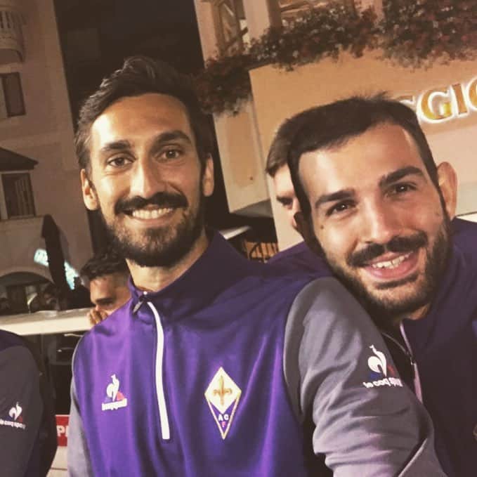 リッカルド・サポナーラのインスタグラム：「O capitano, mio capitano. Perché non sei sceso a fare colazione insieme a tutti noi? Perché non sei passato a riprendere le tue scarpe fuori dalla camera di Marco e non sei venuto a bere la tua solita spremuta d'arancia? Ora ci diranno che la vita scorre, che lo sguardo va puntato in avanti e dovremo rialzarci, ma che sapore avrà la tua assenza? Chi arriverà ogni mattina in mensa a riscaldare l'ambiente con il proprio sorriso? Chi ci chiederà incuriosito ciò che abbiamo fatto la sera precedente per riderci su? Chi sgriderà i più giovani e chi responsabilizzerà i più esperti? Chi formerà il cerchio per giocare a "due tocchi" o chi farà ammattire Marco alla play? Con chi dibatteremo sulle puntate di Masterchef, i ristoranti fiorentini, le serie TV o le partite disputate? Su chi appoggerò la mia spalla a pranzo dopo un allenamento estenuante? Torna dai, devi ancora finire di vedere LaLaLand per poterlo analizzare come ogni film appena uscito. Torna a Firenze, ti attendono in sede per rinnovare il contratto e riconoscerti il bene e la positività che doni quotidianamente a tutti noi. Esci da quella maledetta stanza, ti aspettiamo domani alla ripresa degli allenamenti. Nella vita ci sono persone che conosci da sempre con le quali non legherai mai, poi ci sono i Davide che ti entrano immediatamente dentro con un semplice "Benvenuto a Firenze Ricky". Ovunque tu sia ora, continua a difendere la nostra porta e dalle retrovie illuminaci il giusto cammino. O capitano, mio capitano. Per sempre mio capitano.」