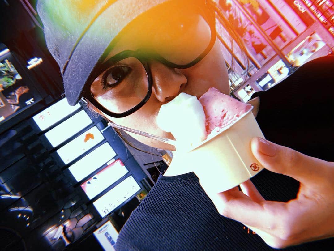 川口春奈さんのインスタグラム写真 - (川口春奈Instagram)「お腹の調子が少しご機嫌ナナメでしたが渋谷のど真ん中でアイス食べ歩き出来るまで回復した！うんま！」3月5日 21時26分 - haruna_kawaguchi_official