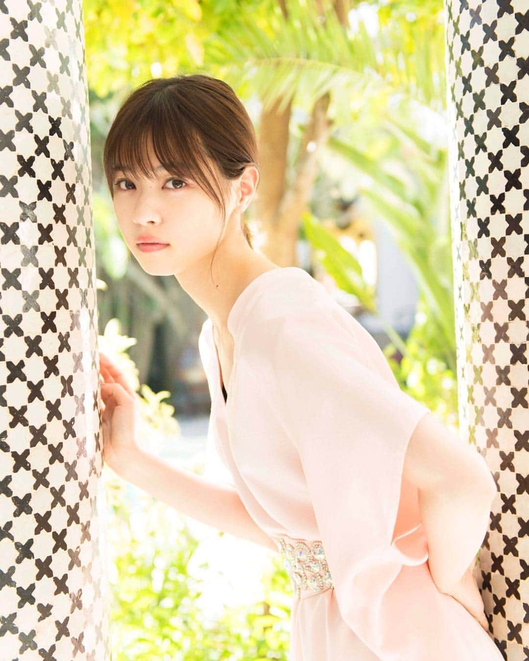 西野七瀬のインスタグラム：「みなさまフォローありがとうございます💘先行カットとしてお披露目したこの衣装、モロッコでよく着られている『カフタンドレス』。なぁちゃんに似合う！と現地で見つけた1着なんです。動くとひらひら裾が揺れて、妖精みたいに可愛かった…！ #西野七瀬 #乃木坂46 #西野七瀬1stフォトブック  #ボブせまる も #まとめまる も良きかな #5月9日発売」