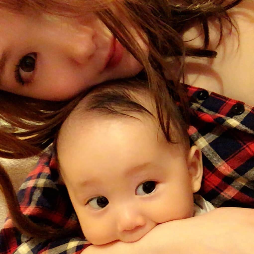 下田美咲さんのインスタグラム写真 - (下田美咲Instagram)「今日も一日ひたすら可愛かった。手を食べてくるの可愛い。  #赤ちゃん #生後5ヶ月半 #baby #親子 #息子」3月5日 22時46分 - shimodamisaki815