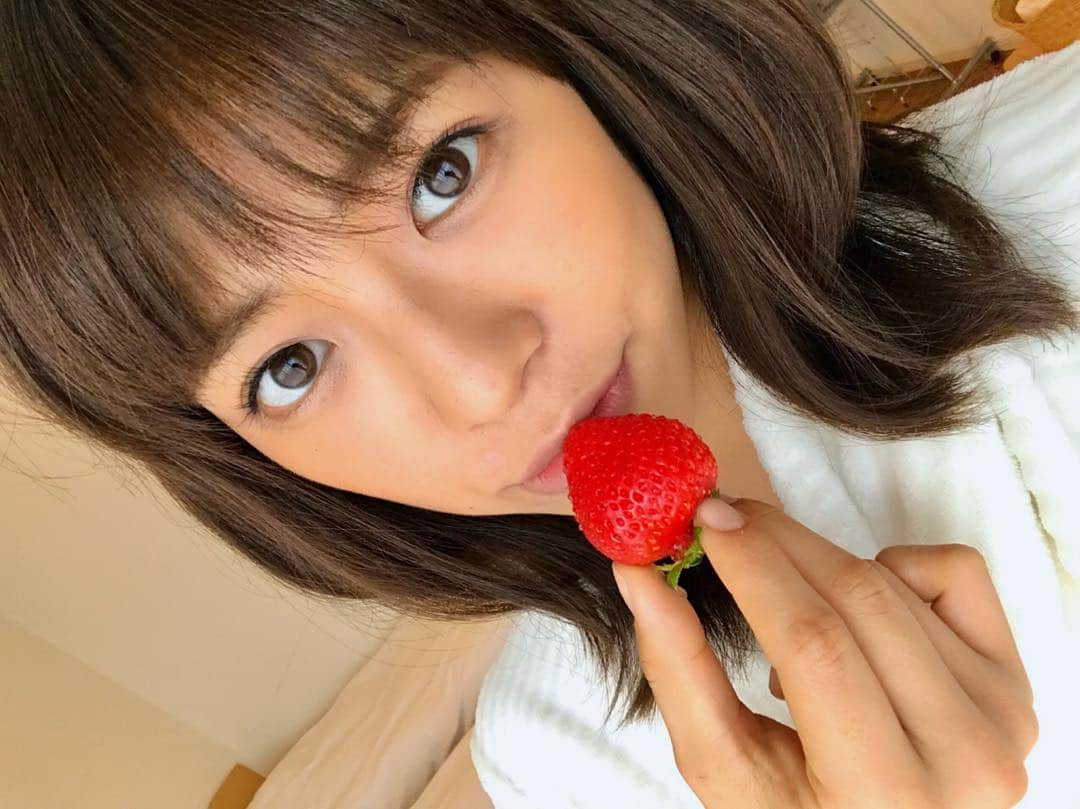 わちみなみさんのインスタグラム写真 - (わちみなみInstagram)「またいちご食べとる🍓 . う〜:;(∩︎´﹏`∩︎);: . 観葉植物とお皿ばっかり探してるよ！！なんの観葉植物にしようかな🌳何が育てやすいかな、やっぱりサボテン？ . #撮影 #いちご #ぶどうが好き #わちみなみ #あまおう #シンパシー #福岡 #好吃  #吃吃喝喝」3月5日 23時11分 - wacchime