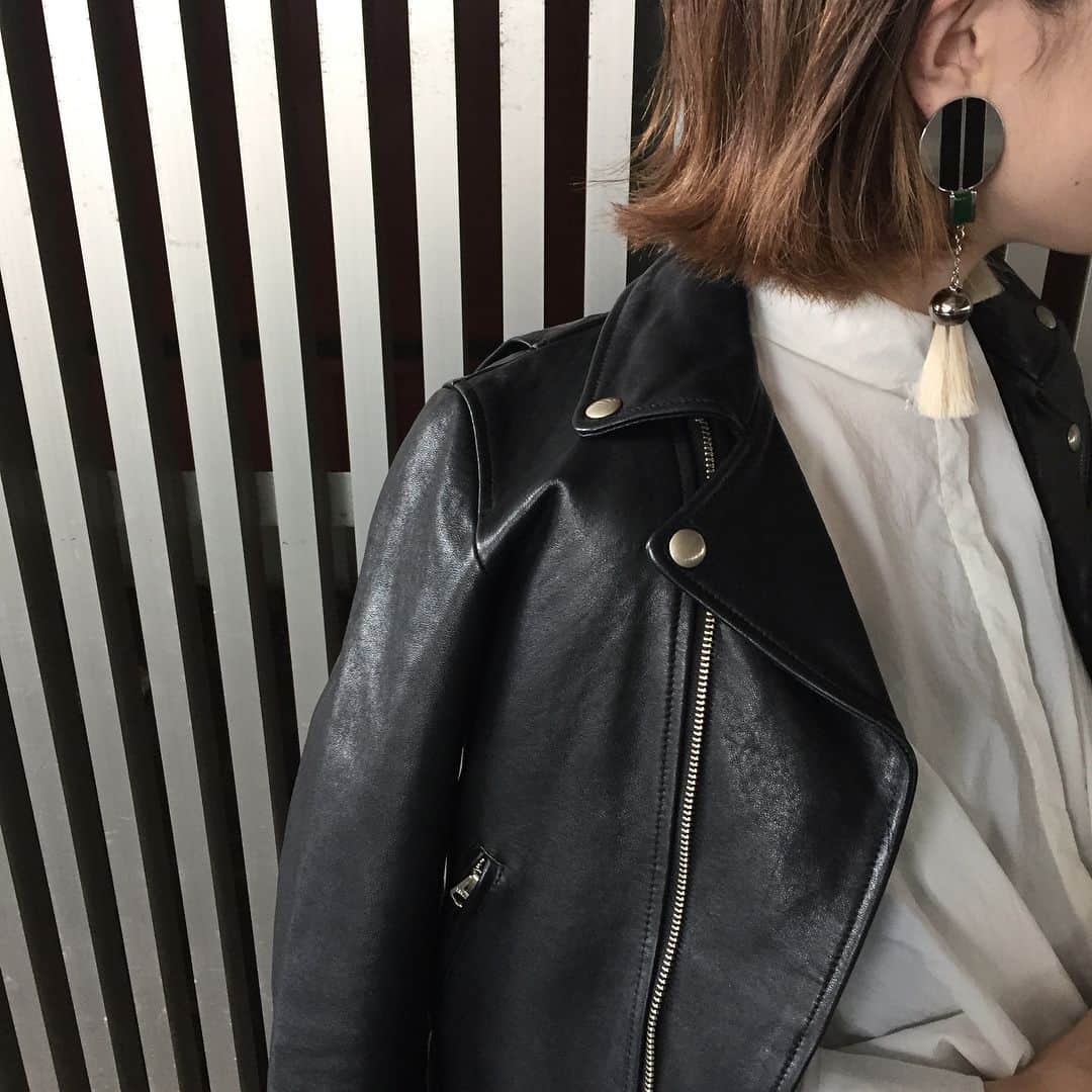 Mie Kawanoのインスタグラム：「ライダース羽織ったパターン𓅃 大分で会議だったから久しぶりに お姉ちゃんとゆっくり買い物して ランチして楽しかった♡ ____________________________________________ #ootd #coordinate #code #mamacode #beautifulpeople #toga #rimark #mm6 #maisonmargiela #妊婦 #妊娠8ヶ月 #ライダース #コーデ #コーディネート #マタニティコーデ #instagood #instafashion」