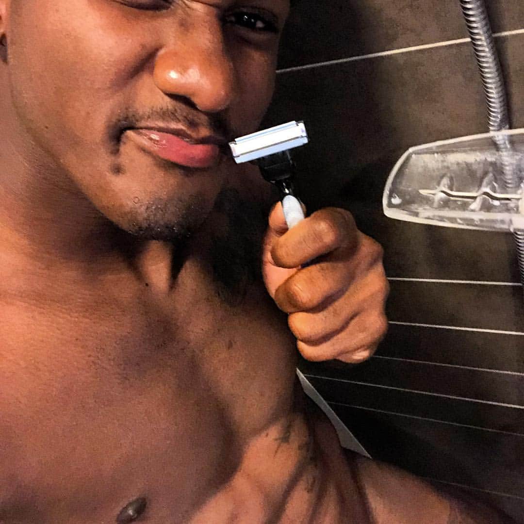のインスタグラム：「Hoje é dia de bate barbeador na parede 😂😂」