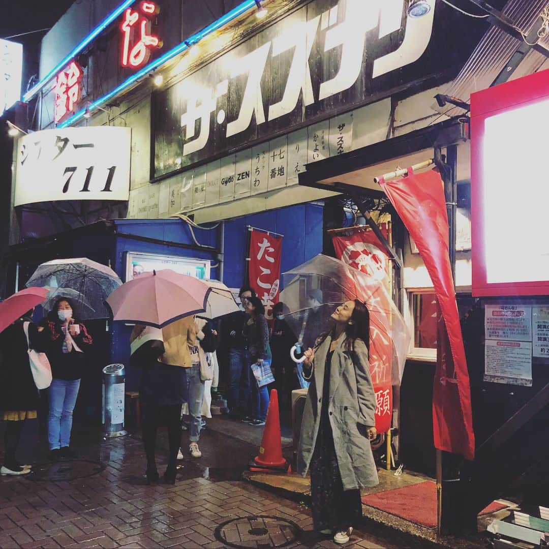 瀧口友里奈さんのインスタグラム写真 - (瀧口友里奈Instagram)「・ 今夜は本多麻衣ちゃんと @maichael555  下北沢のザ・スズナリにて。 ・ 小泉今日子さん主演 「毒おんな」観劇しました。 ・ ・ （写真2枚目） 駅から、雨道をパシャパシャ歩いて劇場が見えてきたら、高揚感に包まれ、そのまま吸い込まれて。 ・ ・ 小さな劇場が、役者さんの息遣いで満たされている。 とても豊かな時間を過ごさせていただきました。 ・ ・ 今夜はよく眠れます。 うんうん。 ・ ・ #小泉今日子 さん #毒おんな  #ザスズナリ #スズナリ  #下北沢  #小劇場  #本多麻衣」3月6日 1時03分 - yurinatakiguchi