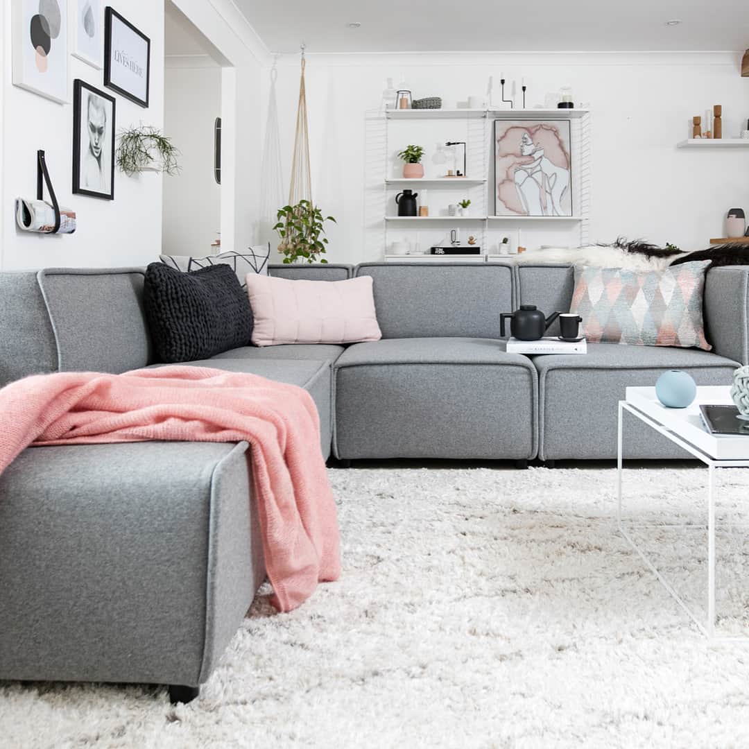BoConceptさんのインスタグラム写真 - (BoConceptInstagram)「Add a few soft blush tones to your light grey Carmo sofa and turn it into a light and feminine expression for your interior.⠀ ⠀ Photo from a project in Sidney in collaboration with @littledwellings ⠀ ⠀ #BoConcept #carmo #grosso #sofa #interiordesign #interiorstyling #home # styling #livingroom #homedecor」3月6日 1時38分 - boconcept_official