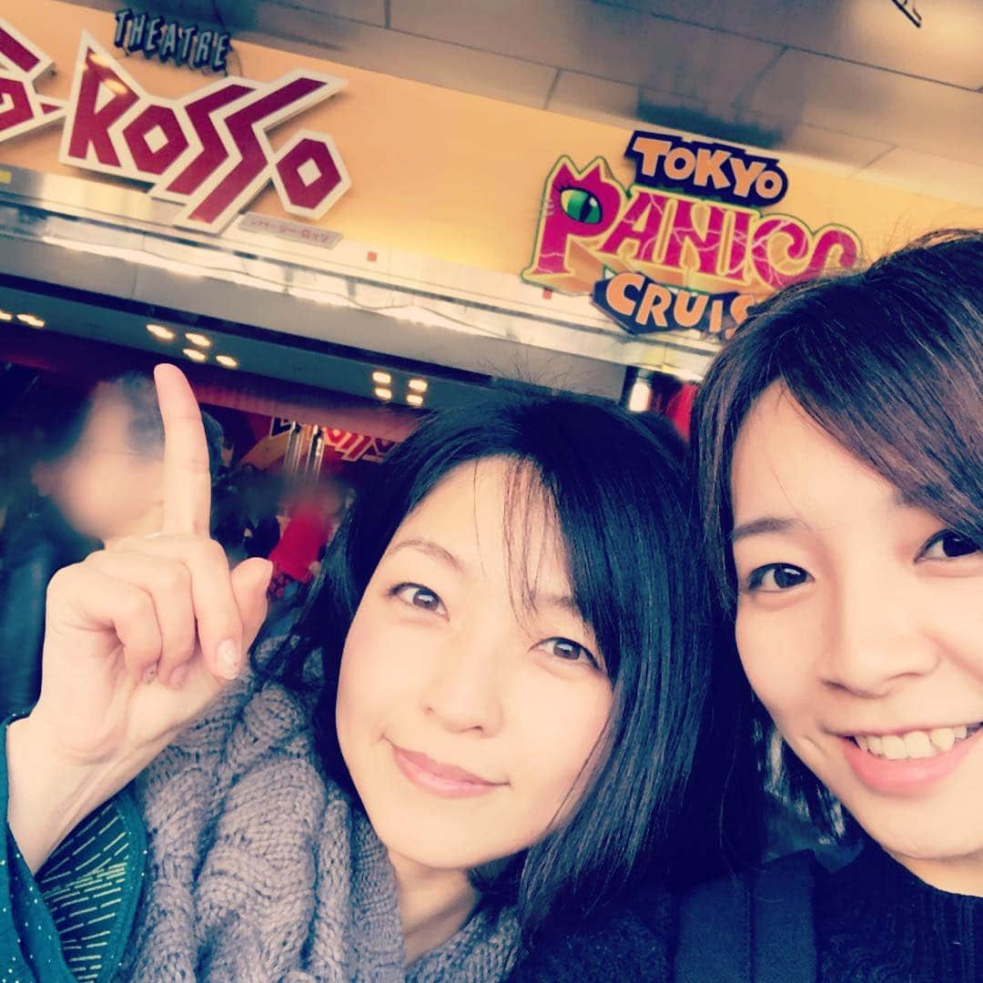 平田裕香さんのインスタグラム写真 - (平田裕香Instagram)「‪先日、東京ドームシティのシアタージーロッソにて、キュウレンジャーショーを観てきました！！‬ ‪感慨深い、、、っ！！‬ ‪もう何度もヒーローショーは観ているのですが、友人の子供と一緒に観るのは初めてで、‬ ‪目の前で起こること全てが現実的で、小さな体で恐怖を受け止めている彼ら彼女たちに「大丈夫。いざって時は守るから。」‬って何度も伝えた。 これ、言葉に出していうだけで、ほんと、覚悟が決まりますね。  私のお膝の上で、「頑張れー！！」っていうおチビちゃんと一緒に私も「頑張れー！！」ってキュウレンジャー を応援してきました☆ 、、、ふふふ。  ゲキレンジャーのゲキイエローだった未菜ちゃんとパチリ🐢☆ #キュウレンジャーショー #シアタージーロッソ #僕と握手 #ゲキレンジャー では #昔は悪かった #世界征服 しようとしてた #理央様ために #理央様の愛のために生き理央様の愛のために戦うラブウォリアー」3月6日 12時36分 - hirata_yukaco