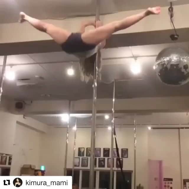 のインスタグラム：「何年ぶりやろか？5年？6年？デスレイw懐かしいー💡イントラ勢のリクエストに応えて💪 10年前くらい昔これお箱でした。こっから天井ウォーキングするんだよー👠パンテラ様に憧れてよくやってたなぁ〜❤️ ・  #Repost @kimura_mami with @get_repost ・・・ MASAYO先生にやってもらったデスレイ💗💗💗私は心斎橋の天井ではようやらない、、梅田スタジオで近日トライ予定！！！さすがMASAYO先生はなんでもできるから憧れ、、、(T-T) @masayo_okamoto #poletrick #恐い　#でも　#練習中　#今度こそ　#りえちゃん #これだよ」