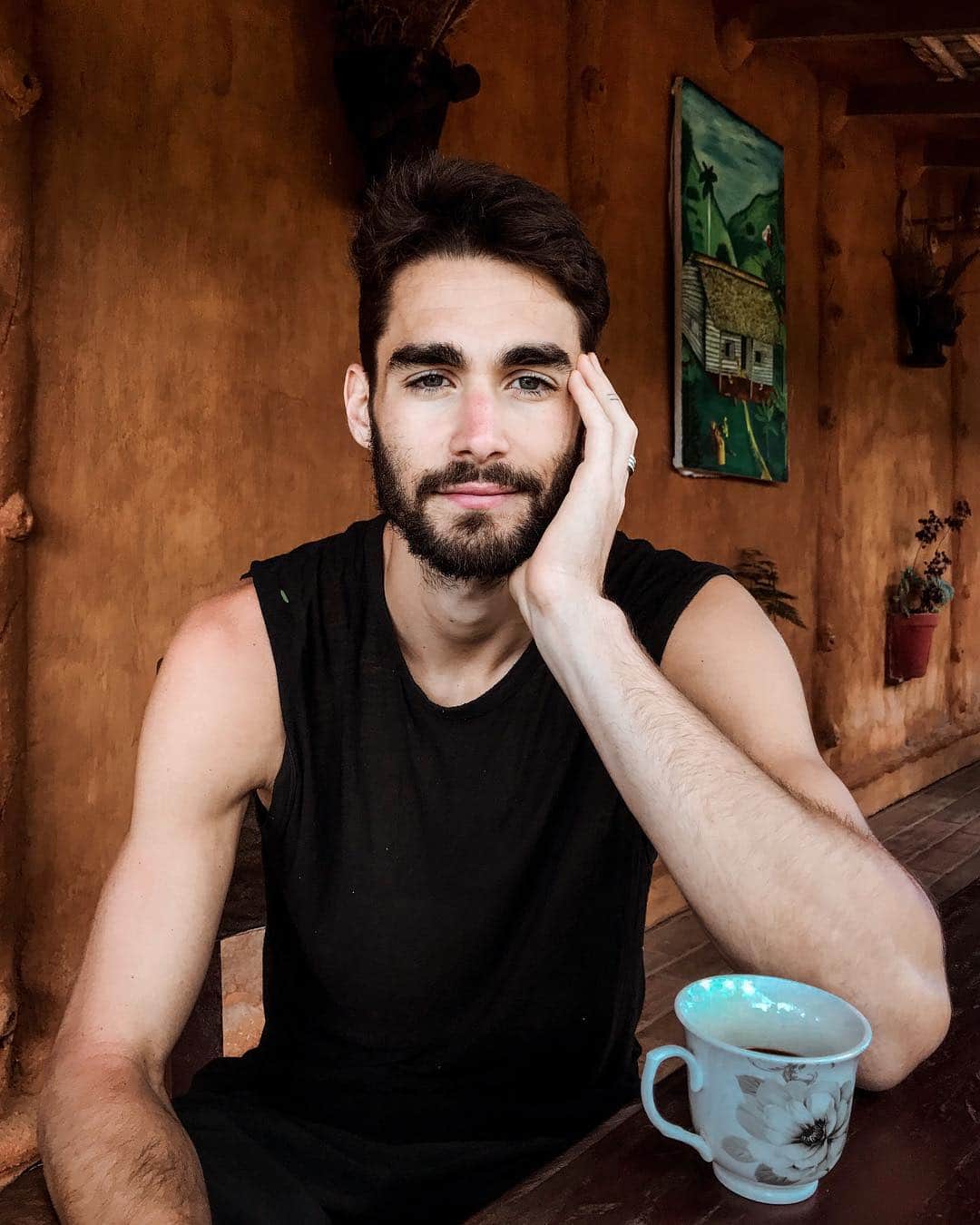 NICOLAS SIMOESのインスタグラム：「Un cortado por favor ☕️」