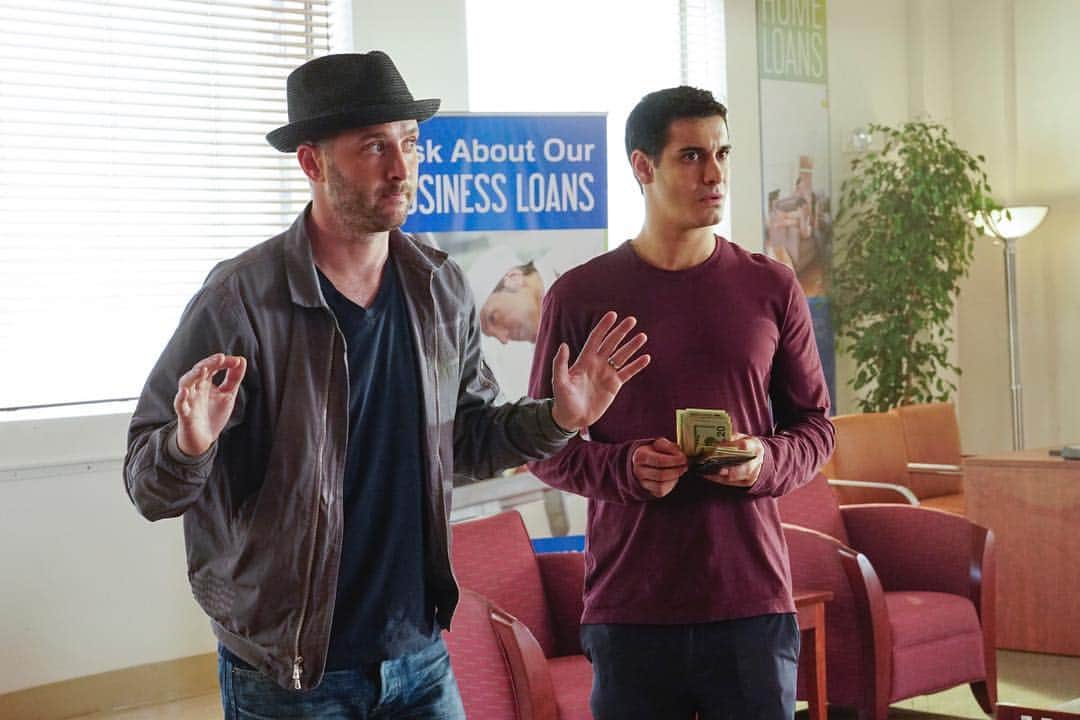 SCORPION/スコーピオンのインスタグラム：「#TeamScorpion inadvertently crashes a bank robbery in progress and is taken hostage tonight 10/9c.」