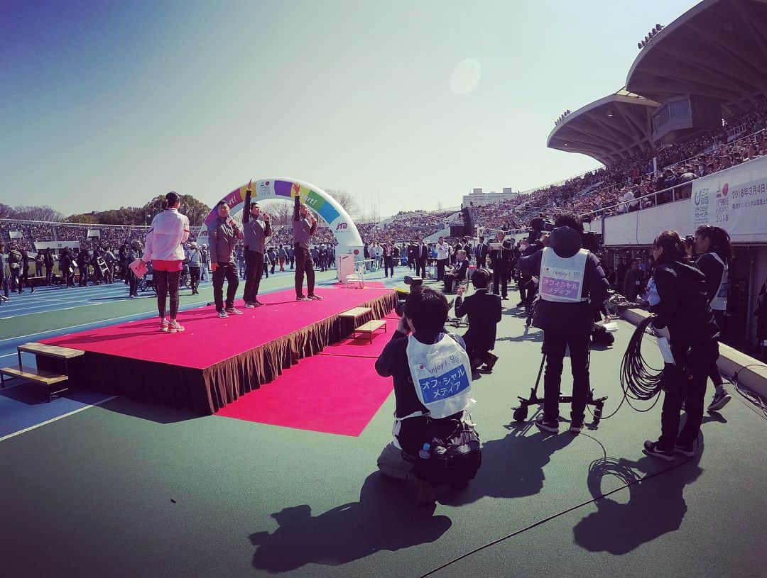 木村真野さんのインスタグラム写真 - (木村真野Instagram)「パラ駅伝inTOKYO2018 スペシャルサポーターとして #稲垣吾郎 さん #草彅剛 さん  #香取慎吾 さんがきてくれました🤭素晴らしい人柄と駒沢公園の客席を満席にしてくれた力に感無量...さすがです💦🤭 よしもとチームも頑張りましたがまたドベでしたw来年はもう少し練習が必要ですな🤭 #御茶ノ水男子 さんは去年よりスピードを上げてゴール！練習もされててパラ駅伝に対しての真面目さと去年すごく悔しかったんだろうなと言う気持ちが伝わりました👍🏼私は去年に引き続き女子車椅子で参加。最下位からのスタートでしたが3人を抜きました。来年は更に更にBIGなパラ駅伝になります。楽しみだなぁ🤣💕❤️ #パラ駅伝intokyo2018 #パラ駅伝 #最高 #駅伝 #タスキを繋ぐ #スポーツ #駒沢公園 #team #よしもと #ありがとうございました #御茶ノ水男子おもしろ佐藤 #御茶ノ水男子しいはしジャスタウェイ #タカアンドトシ さん #河本準一 さん  @taka.tkg @omoshirokun @yoshimoto.sports」3月6日 8時40分 - mayakimura5