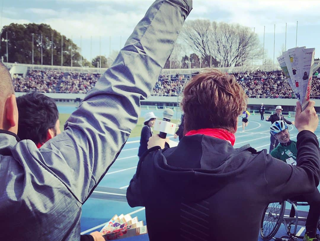 木村真野さんのインスタグラム写真 - (木村真野Instagram)「パラ駅伝inTOKYO2018 スペシャルサポーターとして #稲垣吾郎 さん #草彅剛 さん  #香取慎吾 さんがきてくれました🤭素晴らしい人柄と駒沢公園の客席を満席にしてくれた力に感無量...さすがです💦🤭 よしもとチームも頑張りましたがまたドベでしたw来年はもう少し練習が必要ですな🤭 #御茶ノ水男子 さんは去年よりスピードを上げてゴール！練習もされててパラ駅伝に対しての真面目さと去年すごく悔しかったんだろうなと言う気持ちが伝わりました👍🏼私は去年に引き続き女子車椅子で参加。最下位からのスタートでしたが3人を抜きました。来年は更に更にBIGなパラ駅伝になります。楽しみだなぁ🤣💕❤️ #パラ駅伝intokyo2018 #パラ駅伝 #最高 #駅伝 #タスキを繋ぐ #スポーツ #駒沢公園 #team #よしもと #ありがとうございました #御茶ノ水男子おもしろ佐藤 #御茶ノ水男子しいはしジャスタウェイ #タカアンドトシ さん #河本準一 さん  @taka.tkg @omoshirokun @yoshimoto.sports」3月6日 8時40分 - mayakimura5