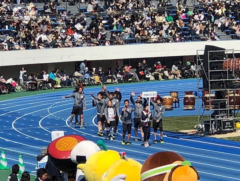 木村真野さんのインスタグラム写真 - (木村真野Instagram)「パラ駅伝inTOKYO2018 スペシャルサポーターとして #稲垣吾郎 さん #草彅剛 さん  #香取慎吾 さんがきてくれました🤭素晴らしい人柄と駒沢公園の客席を満席にしてくれた力に感無量...さすがです💦🤭 よしもとチームも頑張りましたがまたドベでしたw来年はもう少し練習が必要ですな🤭 #御茶ノ水男子 さんは去年よりスピードを上げてゴール！練習もされててパラ駅伝に対しての真面目さと去年すごく悔しかったんだろうなと言う気持ちが伝わりました👍🏼私は去年に引き続き女子車椅子で参加。最下位からのスタートでしたが3人を抜きました。来年は更に更にBIGなパラ駅伝になります。楽しみだなぁ🤣💕❤️ #パラ駅伝intokyo2018 #パラ駅伝 #最高 #駅伝 #タスキを繋ぐ #スポーツ #駒沢公園 #team #よしもと #ありがとうございました #御茶ノ水男子おもしろ佐藤 #御茶ノ水男子しいはしジャスタウェイ #タカアンドトシ さん #河本準一 さん  @taka.tkg @omoshirokun @yoshimoto.sports」3月6日 8時40分 - mayakimura5