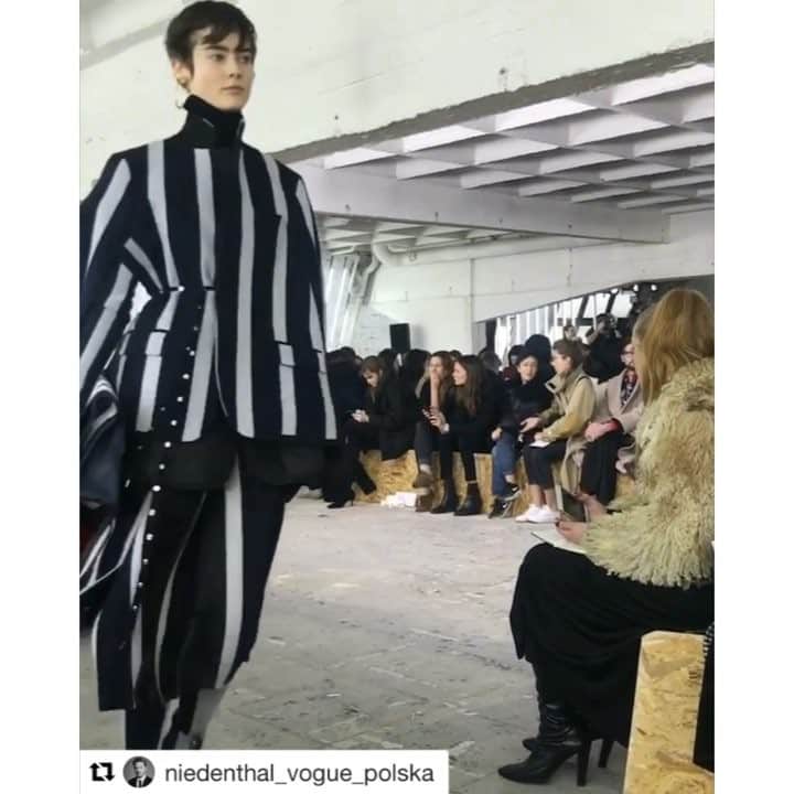 モニカ・ヤガチャクのインスタグラム：「Loving the strong collection and the beat at @sacaiofficial show 💃🏼 @emperor.lee 🙏🏼 #Repost @niedenthal_vogue_polska」