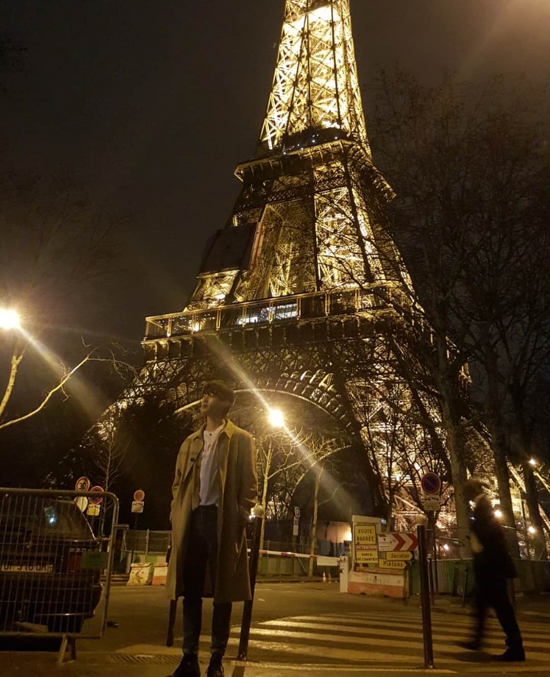 さんのインスタグラム写真 - (Instagram)「At the Eiffel Tower🇫🇷☺️」3月6日 9時32分 - dongdongisland