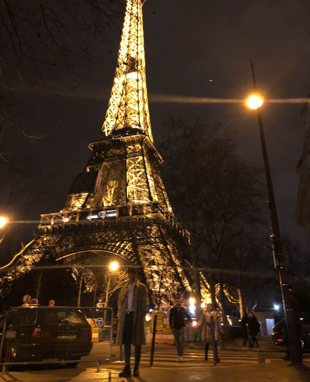 さんのインスタグラム写真 - (Instagram)「At the Eiffel Tower🇫🇷☺️」3月6日 9時32分 - dongdongisland