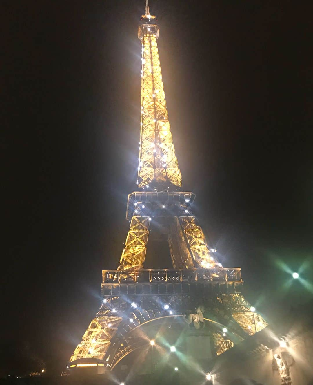 さんのインスタグラム写真 - (Instagram)「At the Eiffel Tower🇫🇷☺️」3月6日 9時32分 - dongdongisland