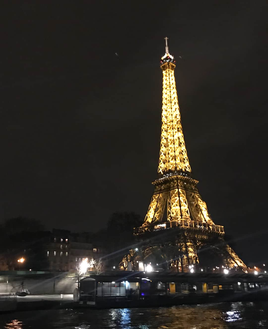 さんのインスタグラム写真 - (Instagram)「At the Eiffel Tower🇫🇷☺️」3月6日 9時32分 - dongdongisland